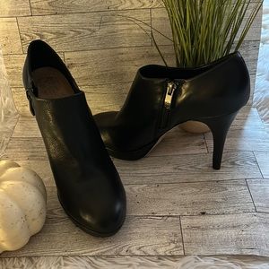Vince Camuto sz 8.5 black leather high heeled side zipper booties low cut boots
